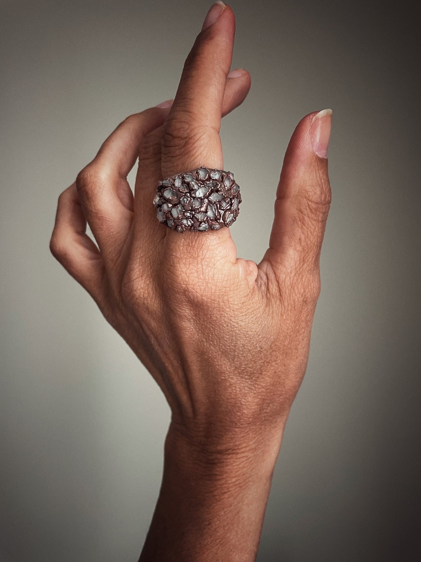 Anello a fascia con pavé di Herkimer