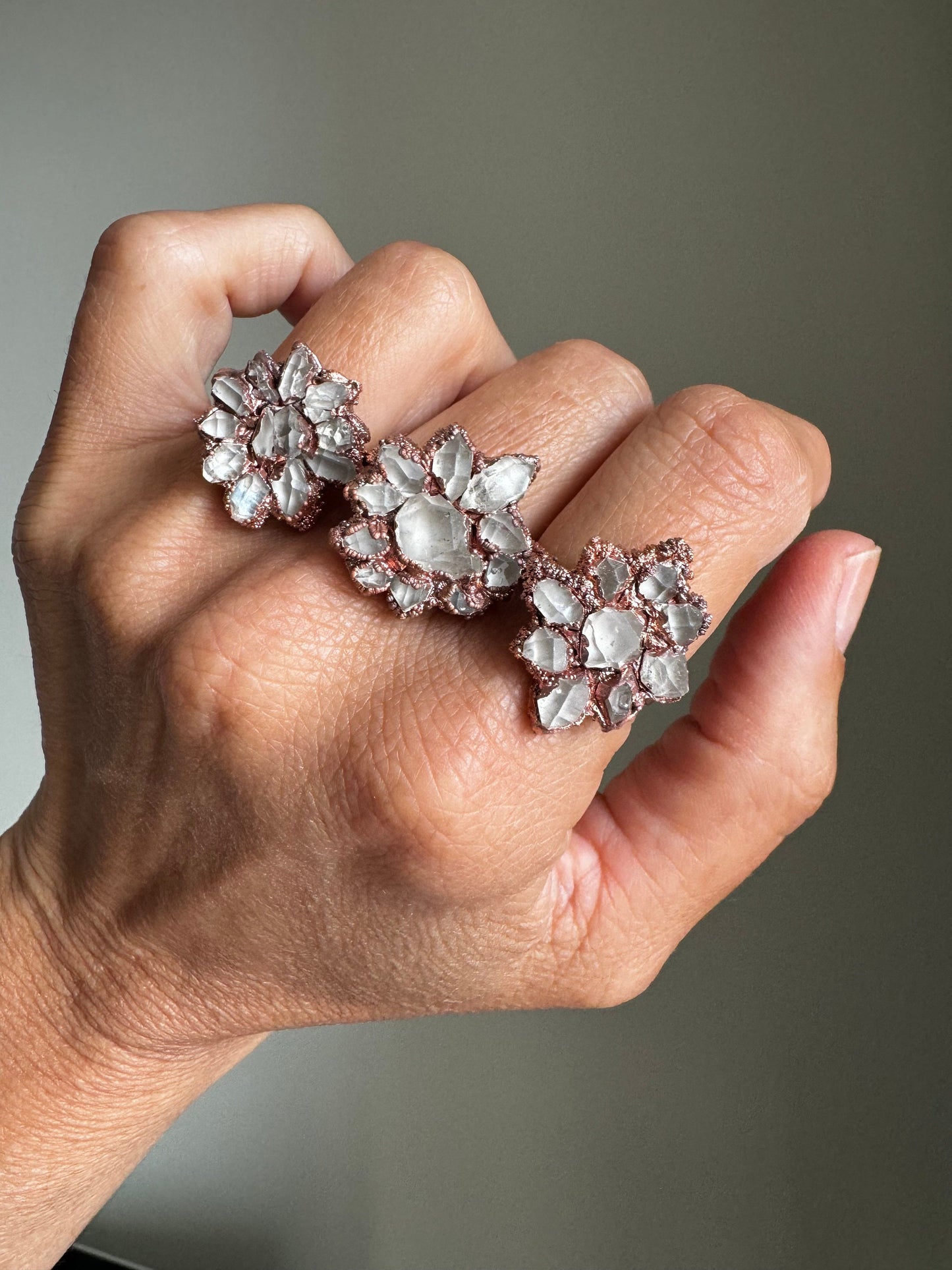 Anello con fiore di diamantini di Herkimer