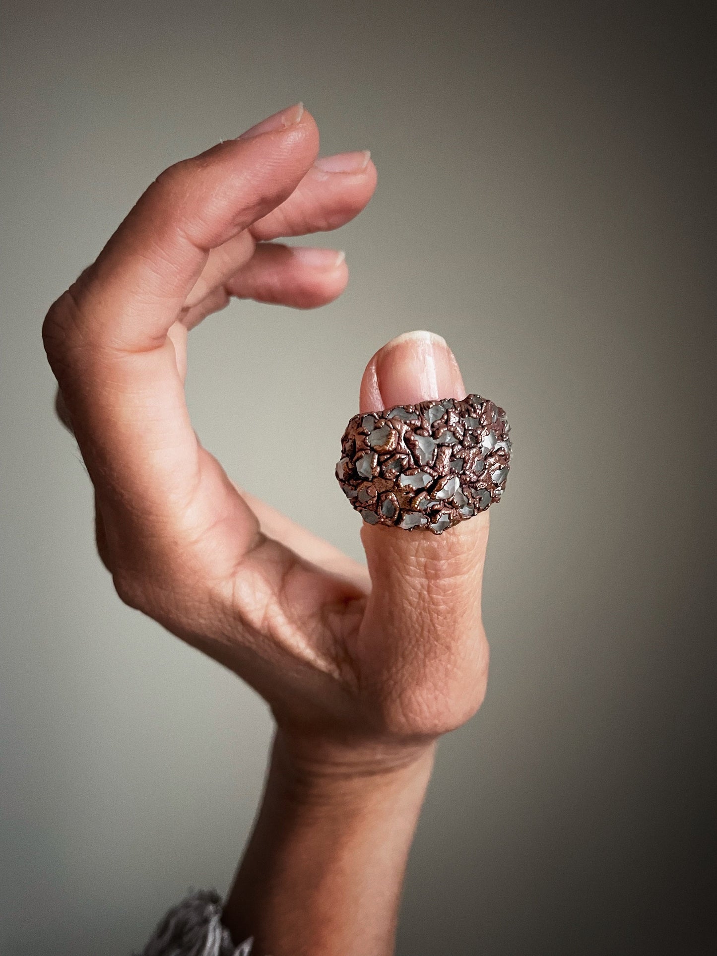 Anello a fascia con pavé di Herkimer