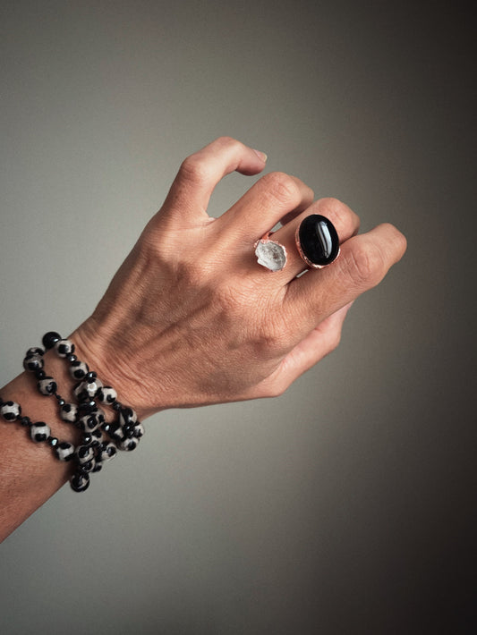 Anello aperto con agata nera e punta di Herkimer