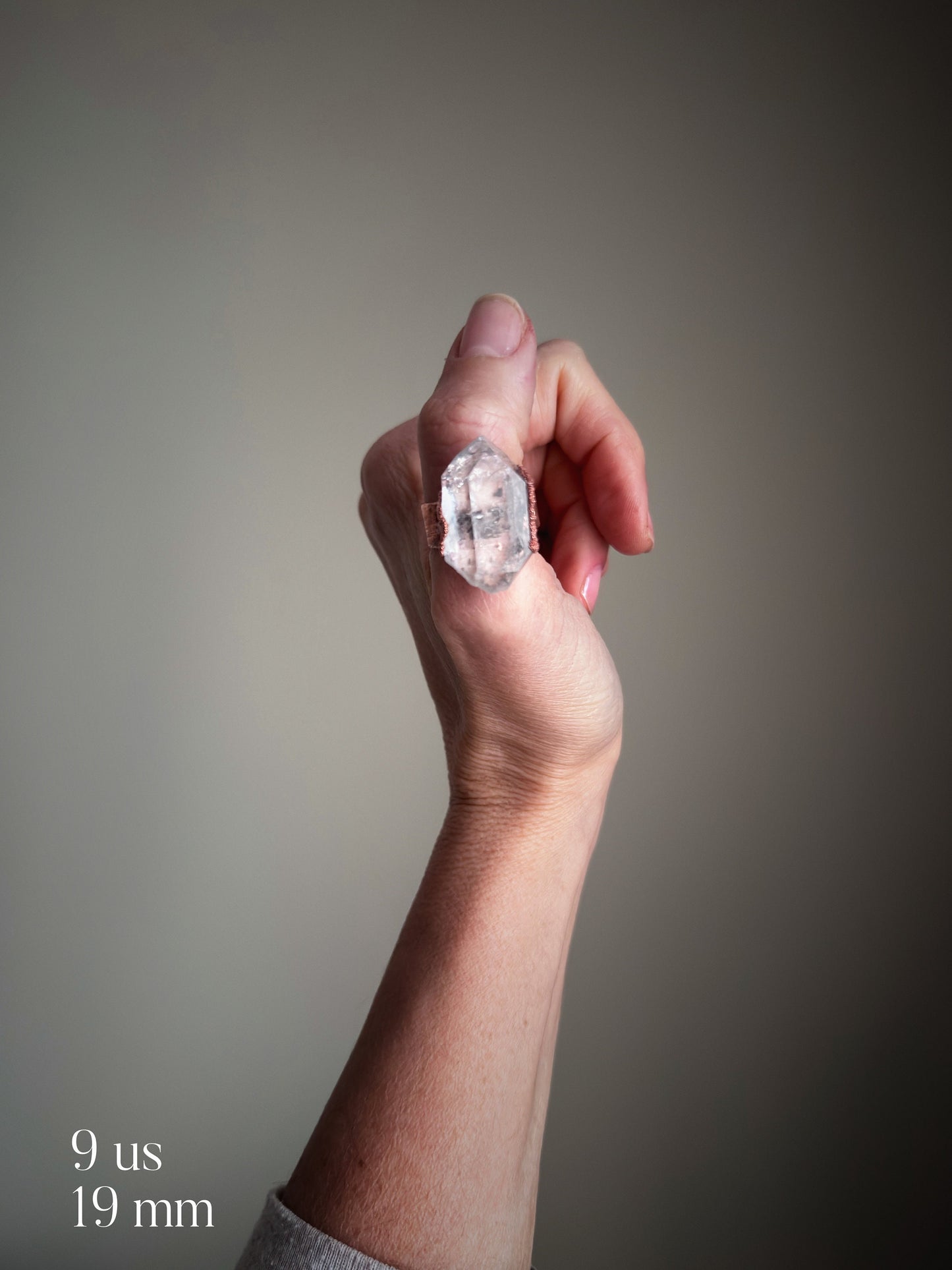 Anello con grande pietra di Herkimer