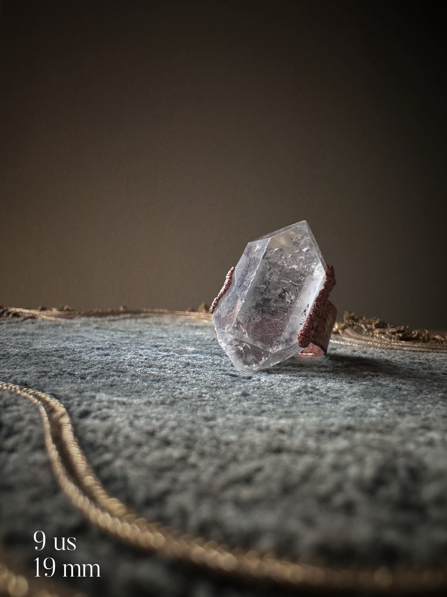 Anello con grande pietra di Herkimer