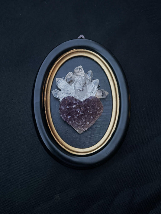Decorazione religiosa con cuore sacro realizzato in ametista e quarzo