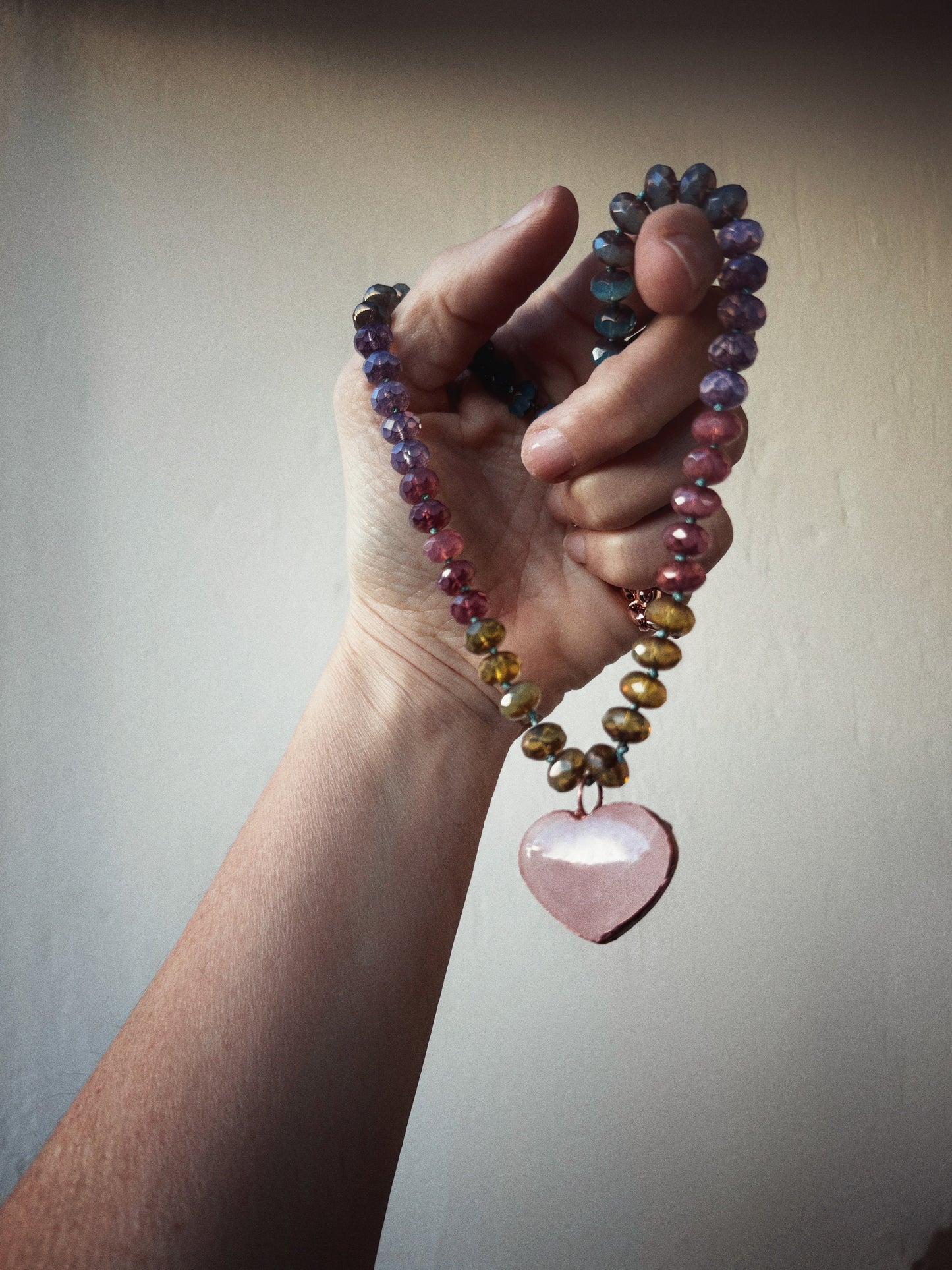 Collana girocollo con cuore in quarzo rosa