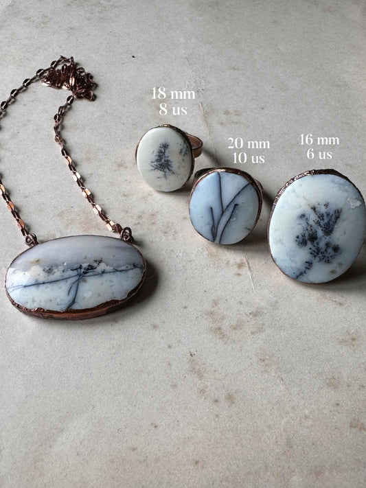 Anelli con pietre bianche di Agata dendritica.