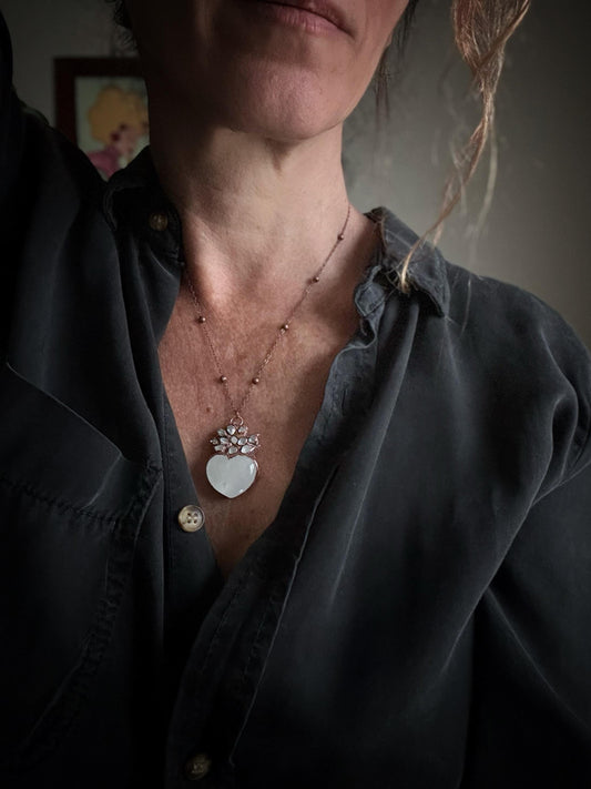 Collana ex voto indossata - cuore quarzo ialino con diamanti Herkimer su catenella sottile