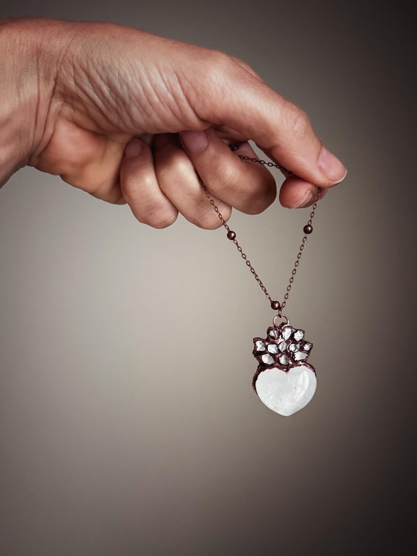 Collana Ex voto con cuore in quarzo e diamanti di Herkimer