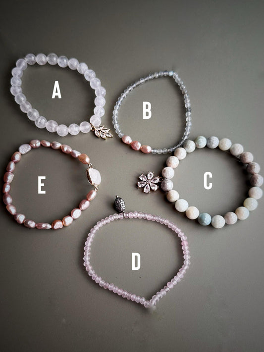 Bracciale elastico con pietre nei colori delicati