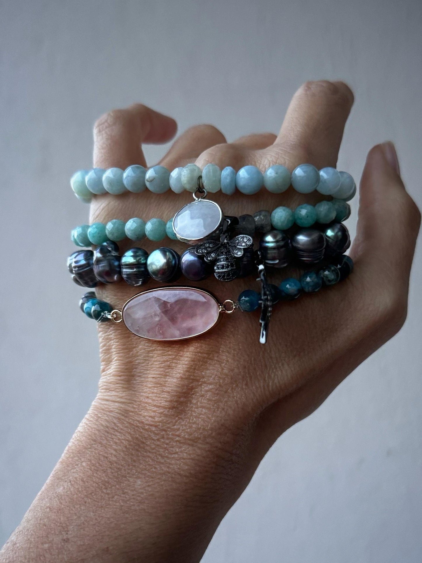 Bracciale elastico con pietre naturali nei toni del blu