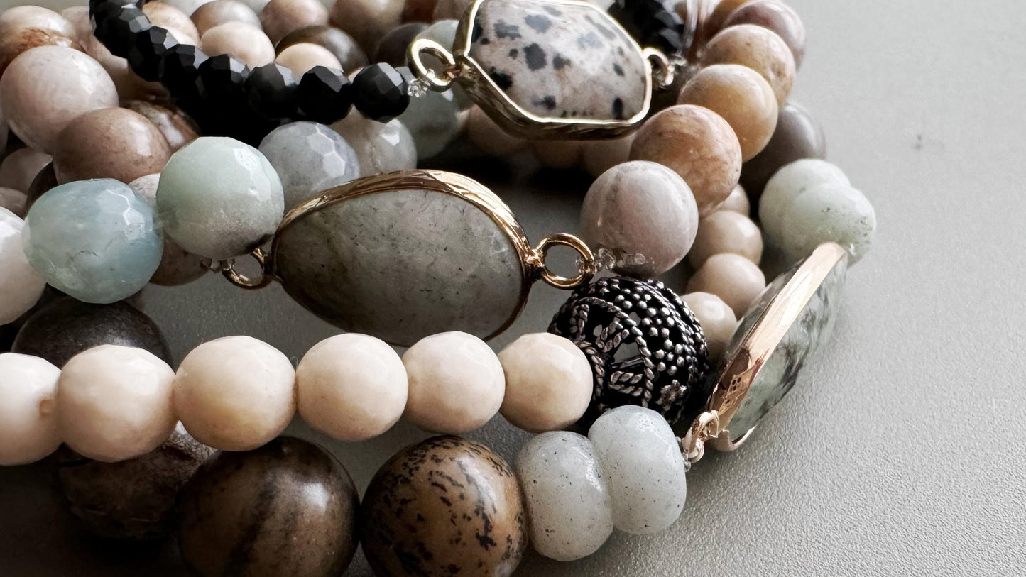 Bracciale elastico con pietre naturali nei colori della terra
