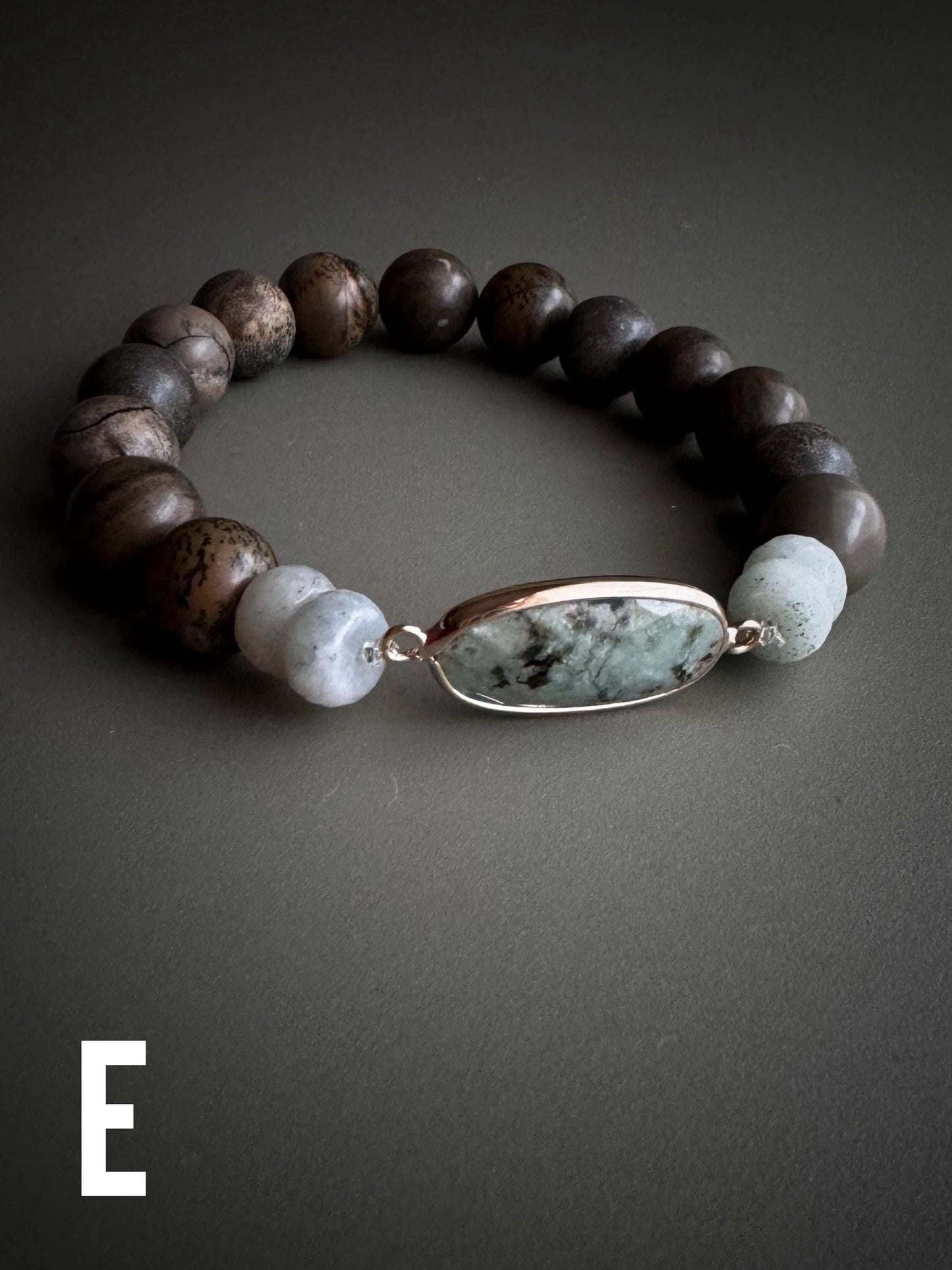Bracciale elastico con pietre naturali nei colori della terra
