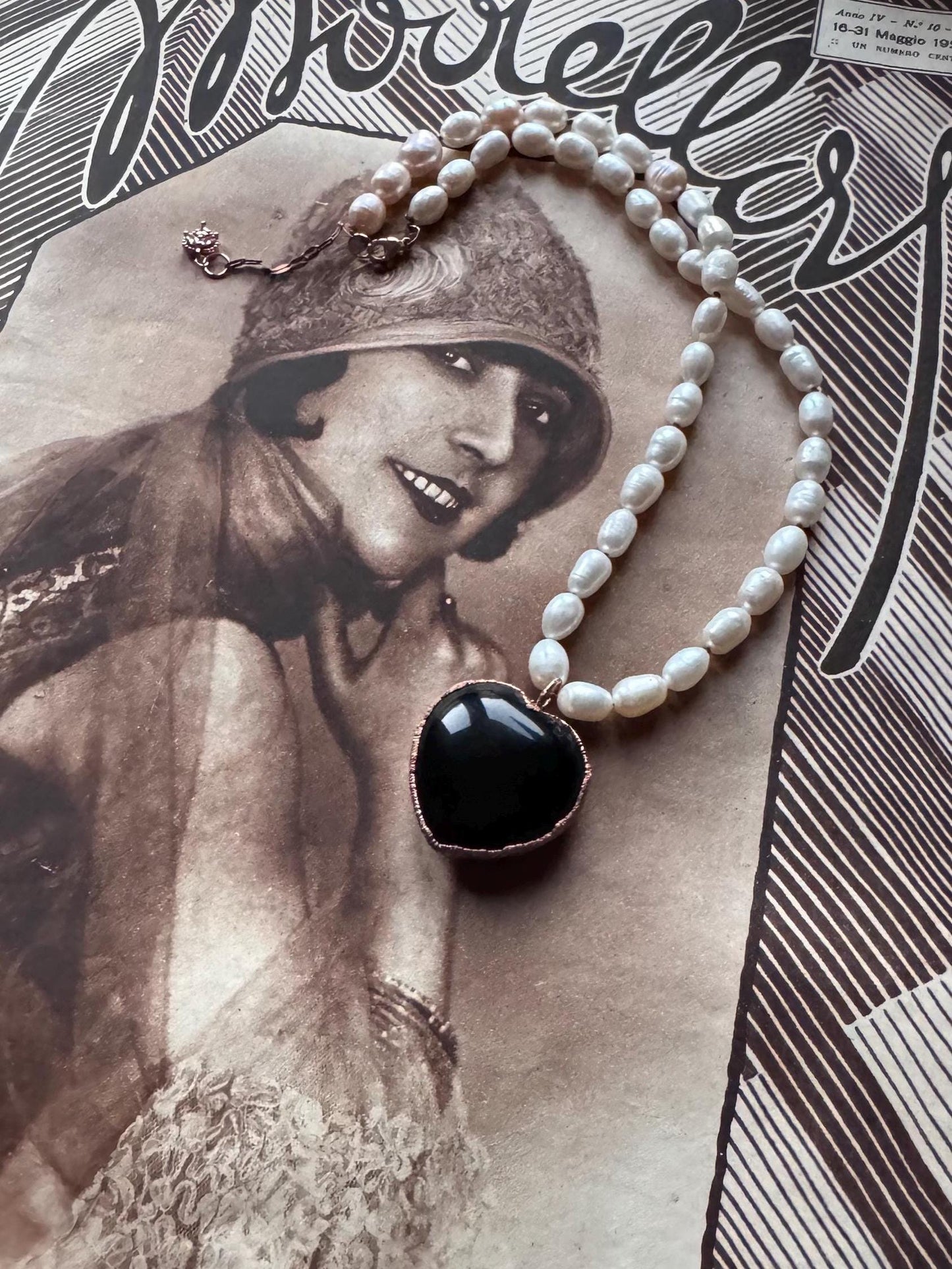 Collana girocollo con perle e cuore nero di ossidiana