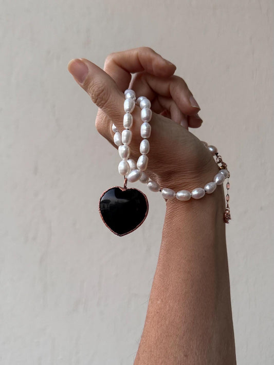 Collana girocollo con perle e cuore nero di ossidiana
