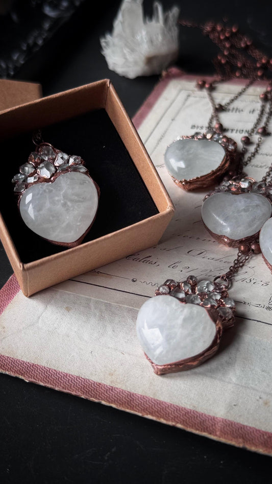 Collana Ex voto con cuore in quarzo e diamanti di Herkimer