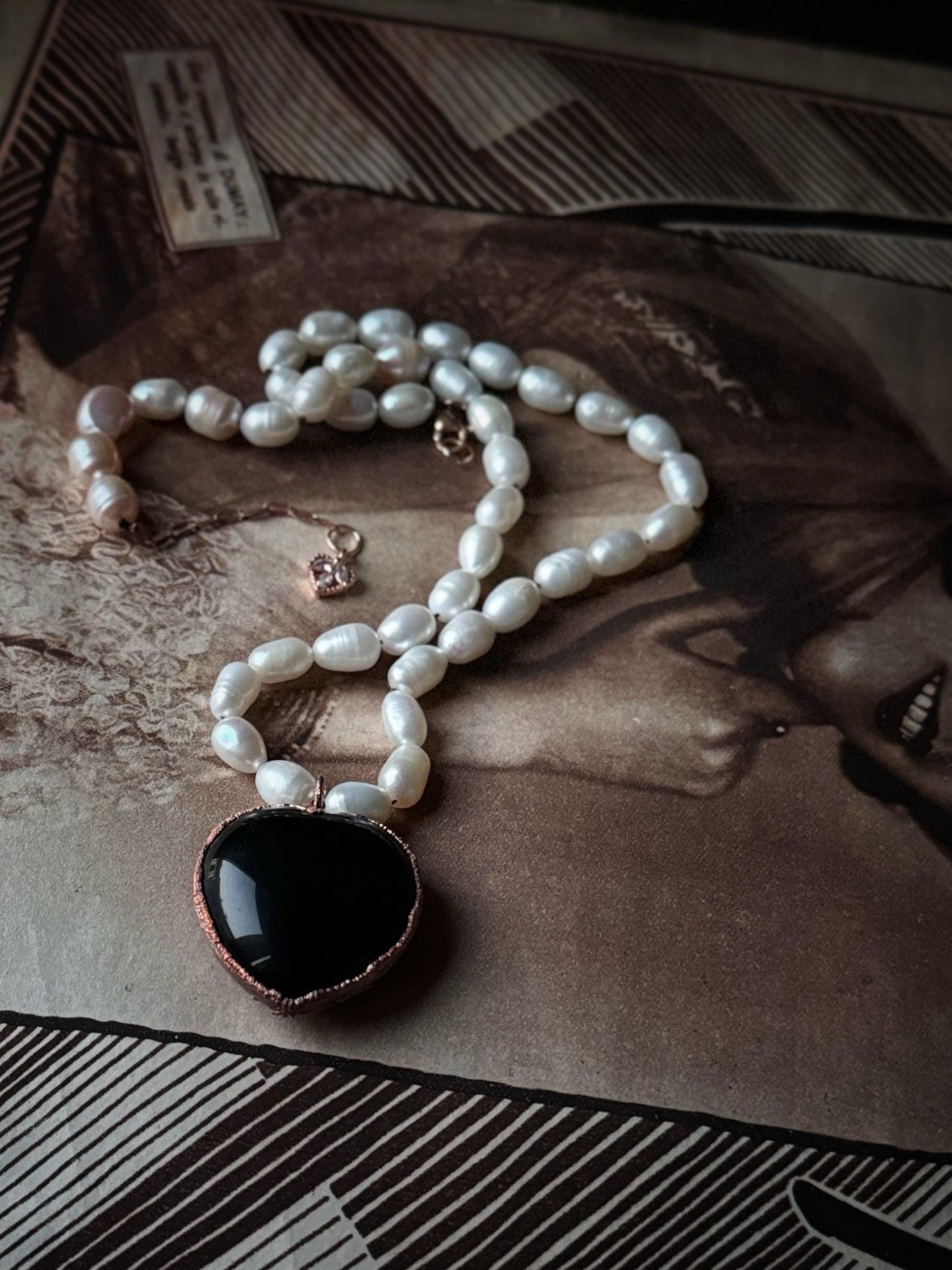 Collana girocollo con perle e cuore nero di ossidiana