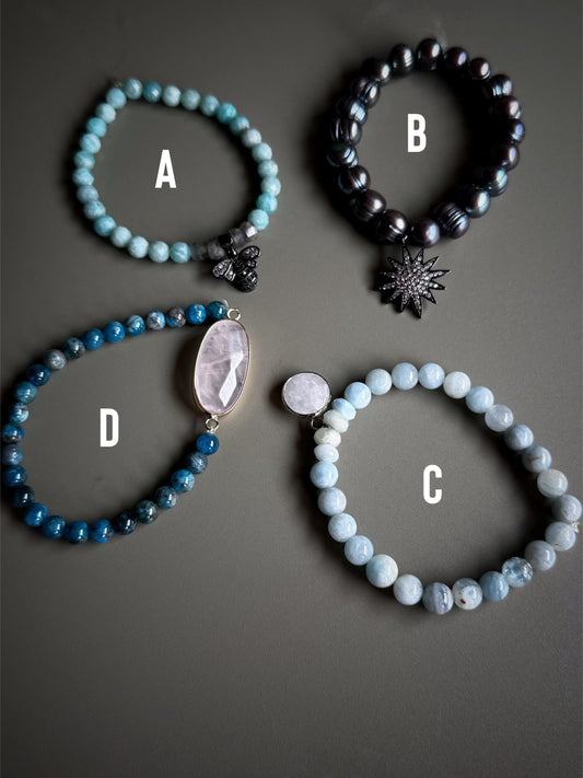 Bracciale elastico con pietre naturali nei toni del blu