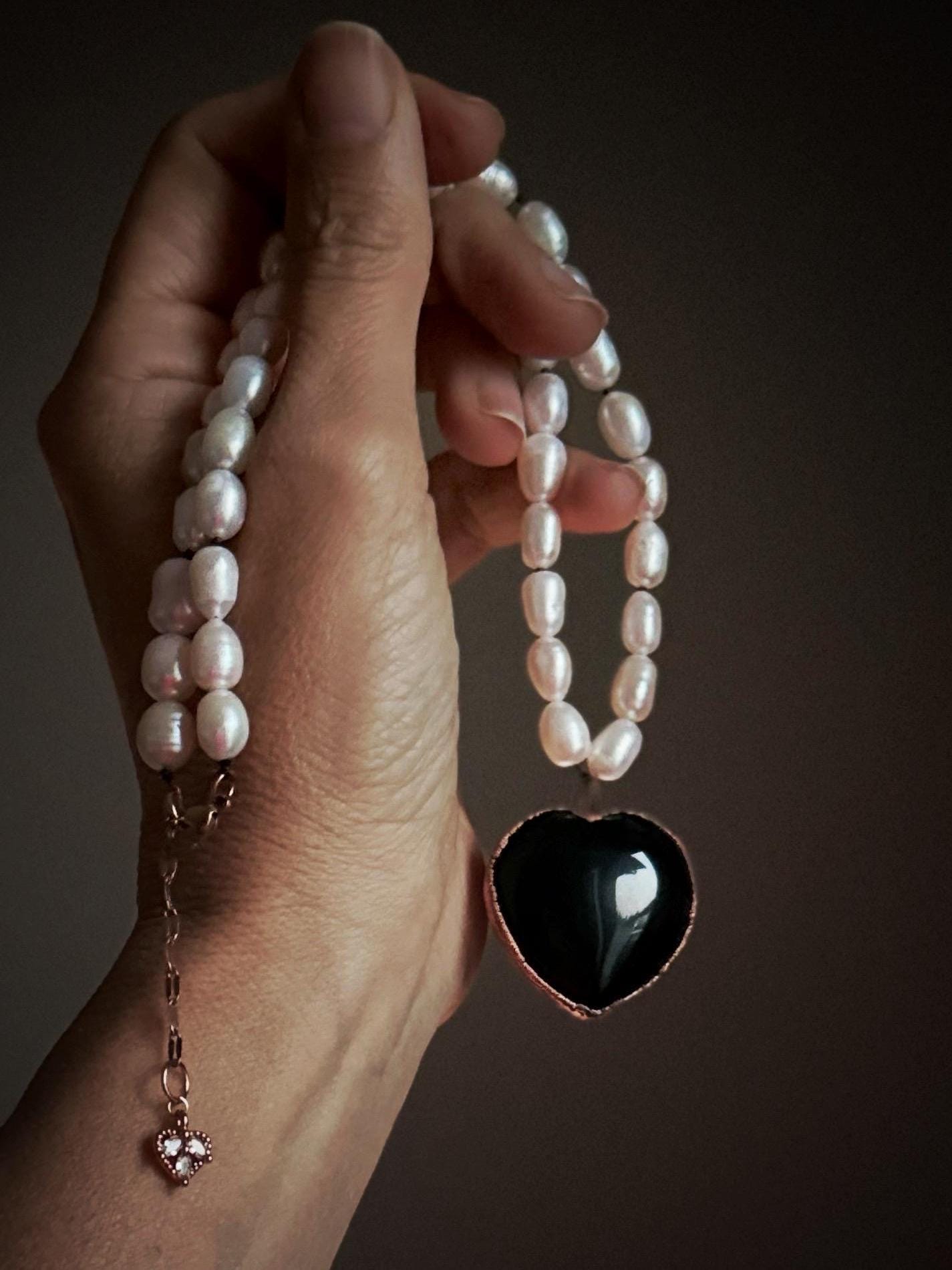Collana girocollo con perle e cuore nero di ossidiana