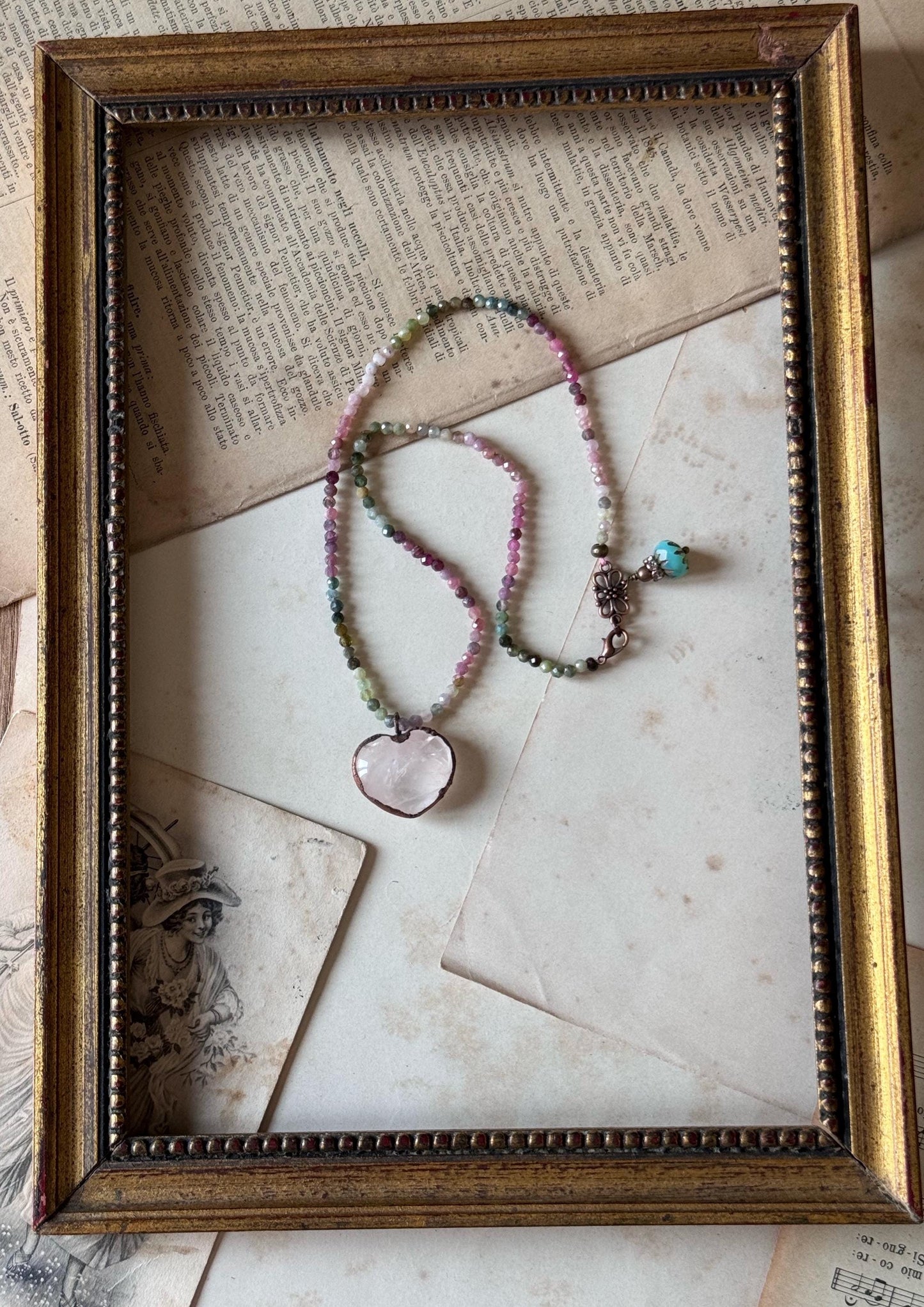 Girocollo con pietre di tormalina e piccolo cuore in quarzo rosa