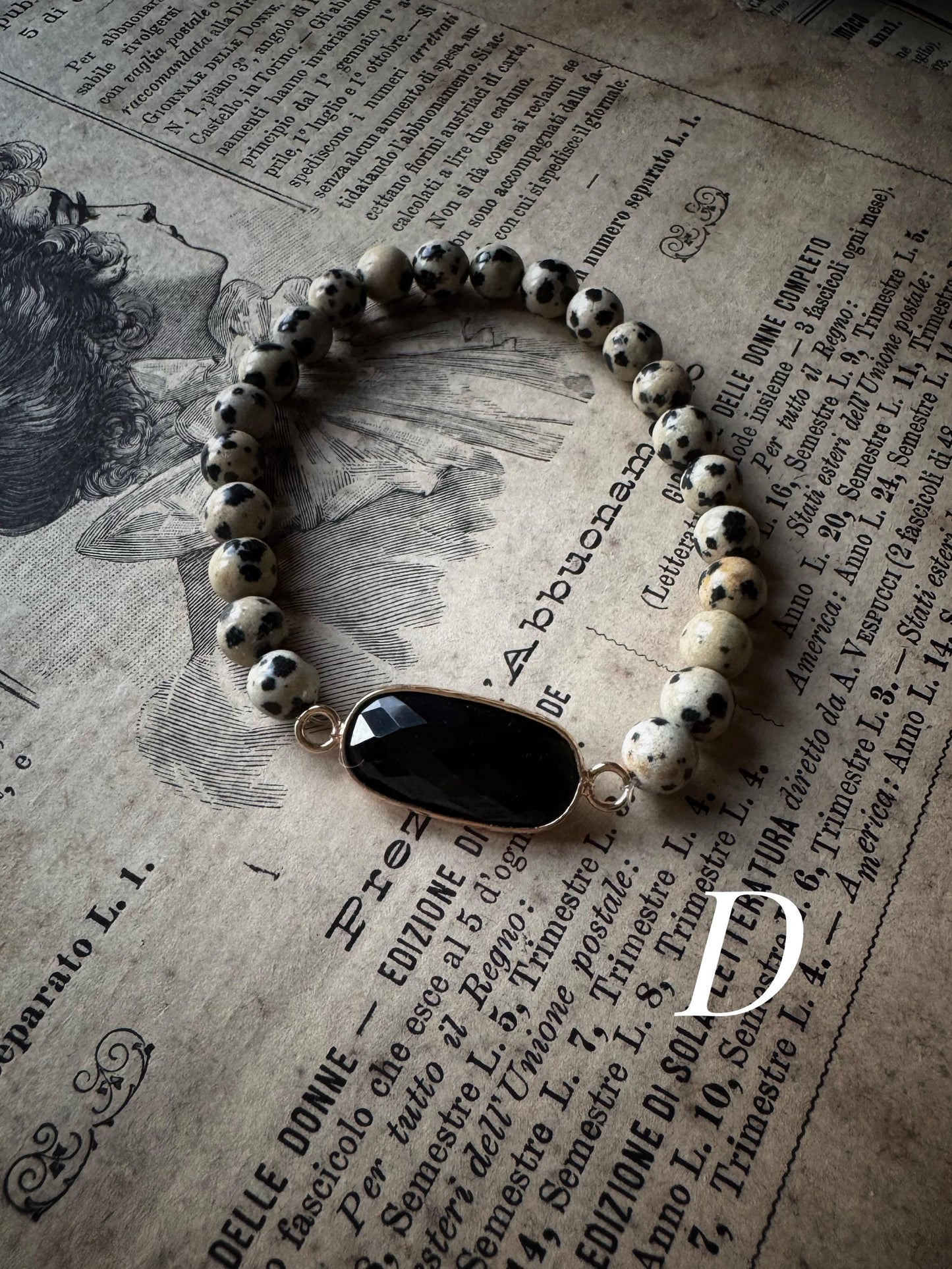 Bracciale elastico con perle e pietre naturali e ciondoli