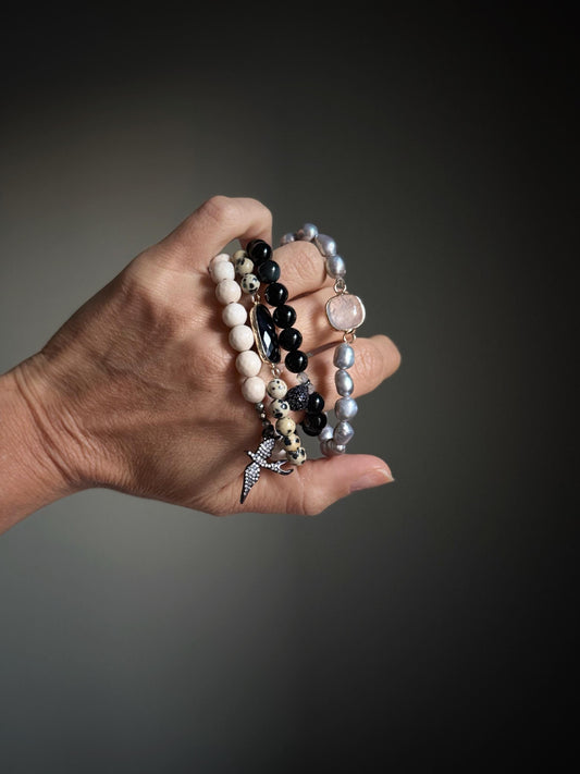 Bracciale elastico con perle e pietre naturali e ciondoli