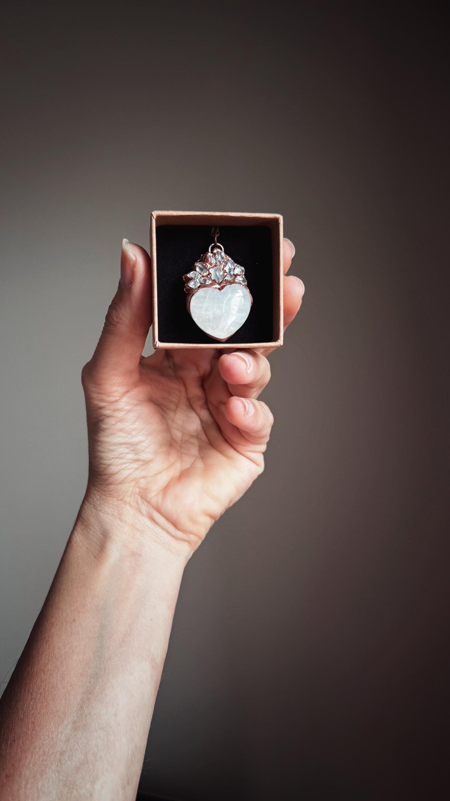 Collana Ex voto con cuore in quarzo e diamanti di Herkimer