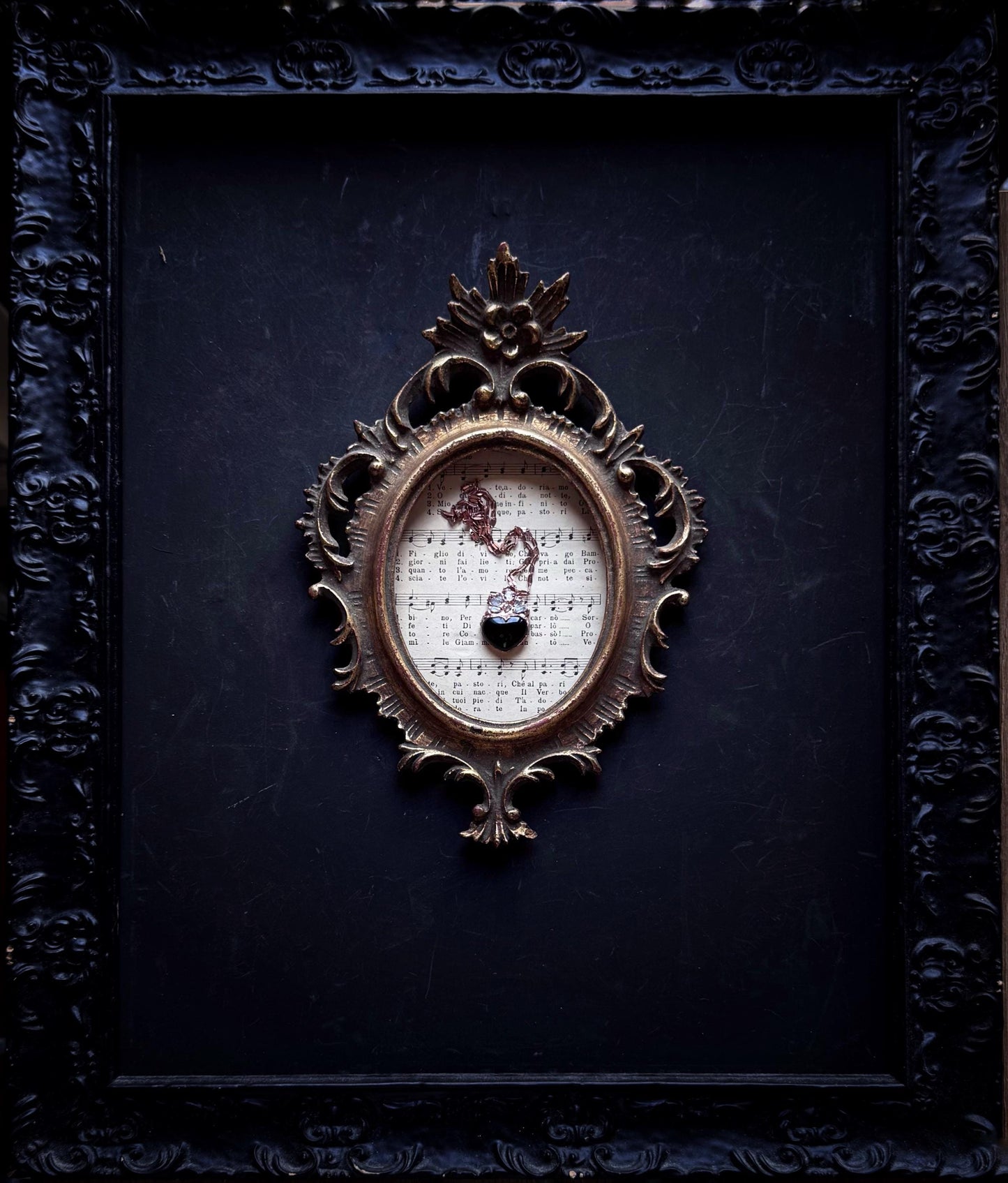 Piccolo ciondolo Ex voto con cuore nero