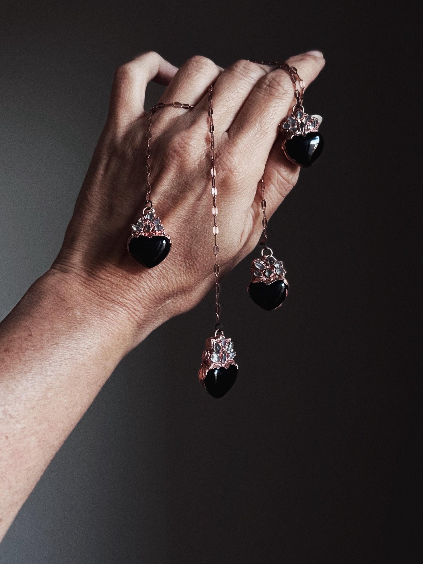 Ciondolo Ex Voto Cuore Nero in Agata con Quarzi Herkimer - Gioiello Gotico Artigianale