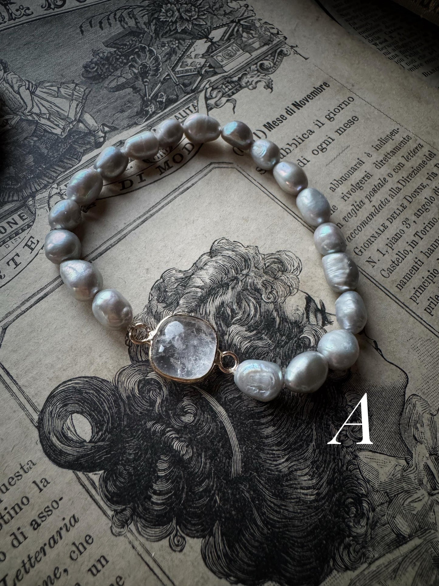 Bracciale elastico con perle e pietre naturali e ciondoli