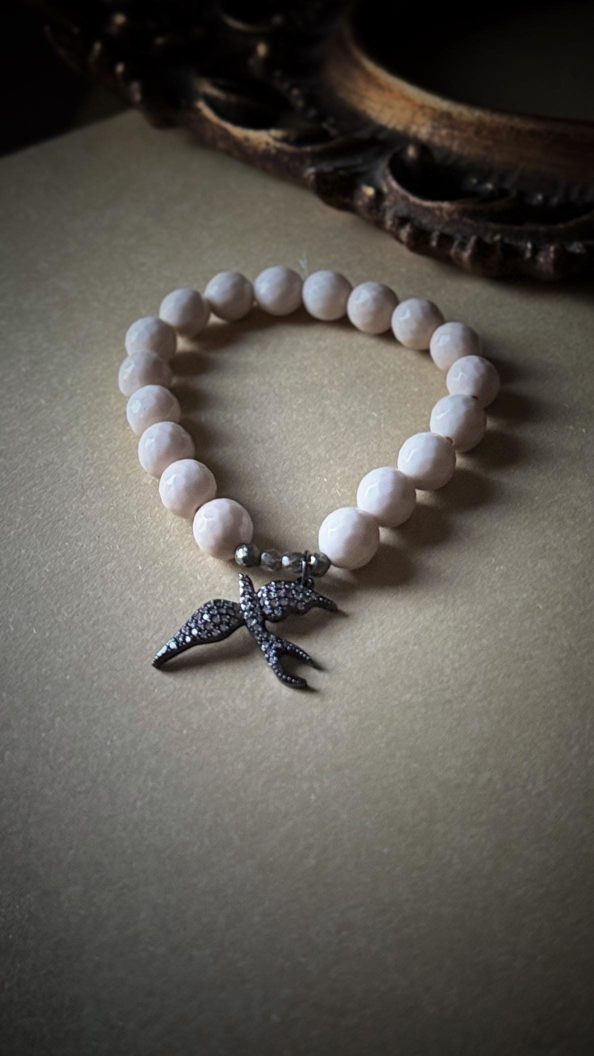 Bracciale elastico con perle e pietre naturali e ciondoli