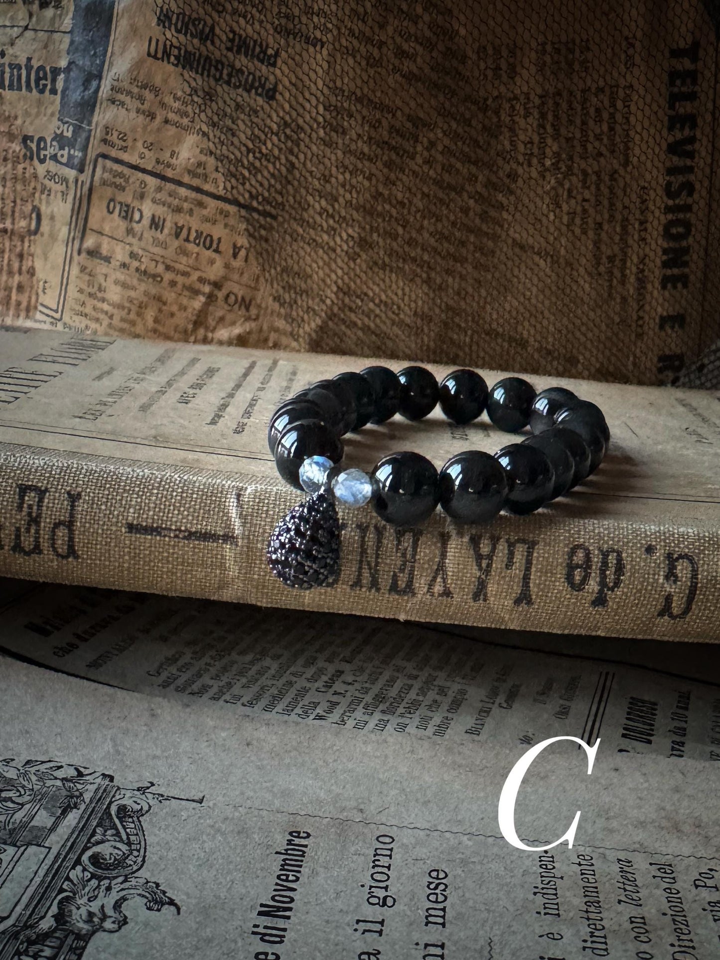 Bracciale elastico con perle e pietre naturali e ciondoli