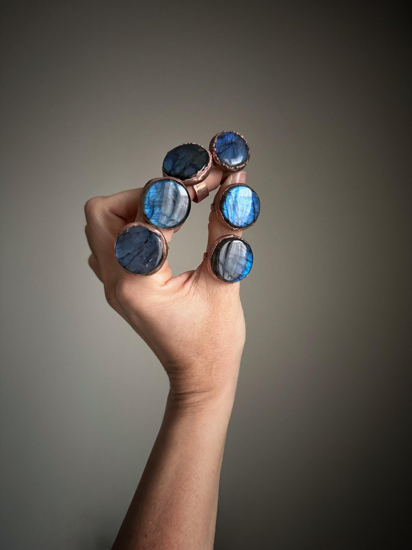 Anello con Labradorite blu