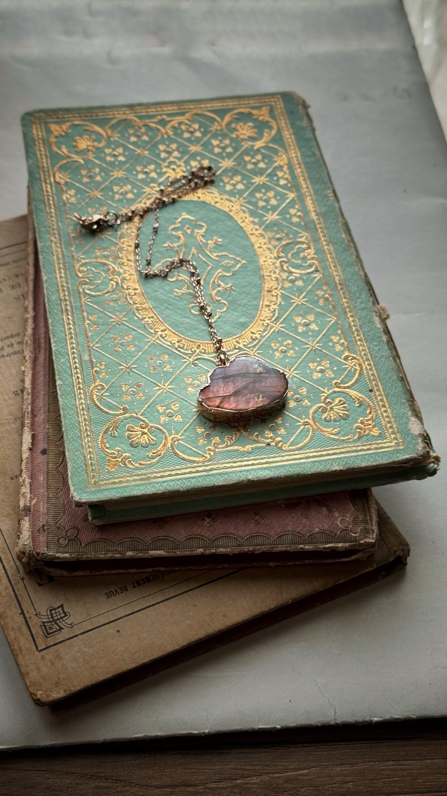 Collana sottile con nuvola di labradorite viola