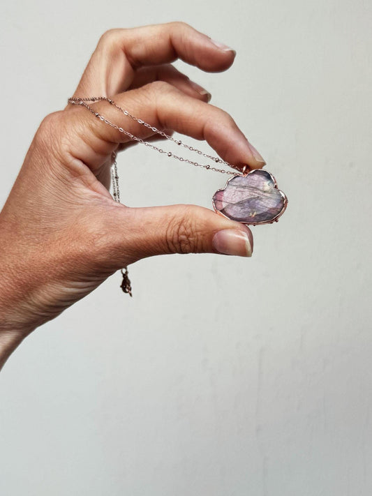 Collana sottile con nuvola di labradorite viola