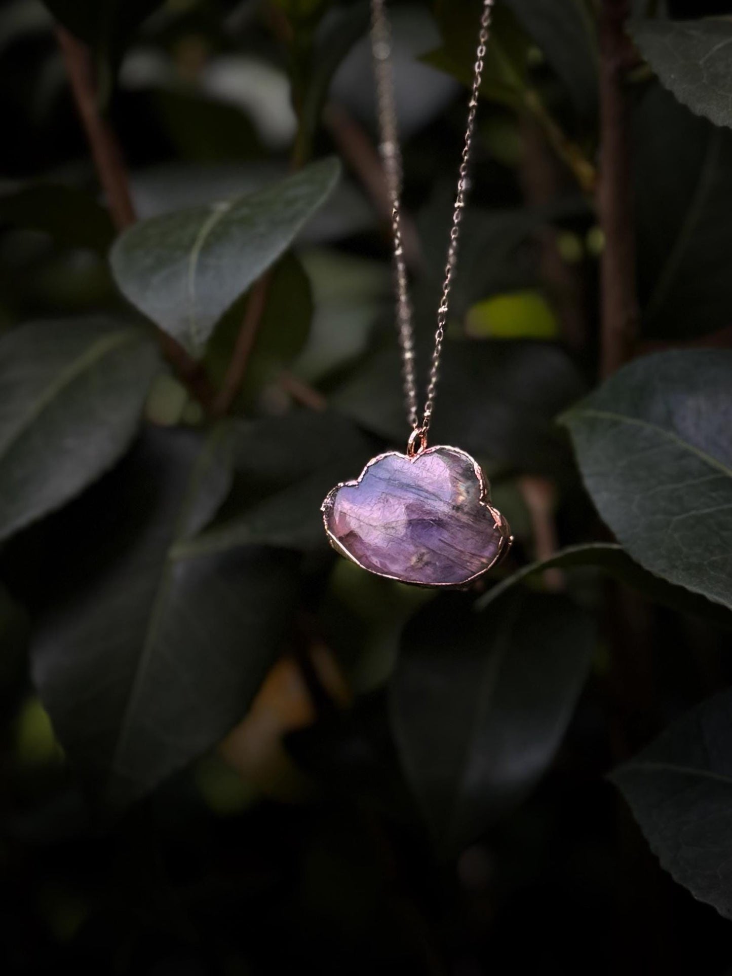Collana sottile con nuvola di labradorite viola
