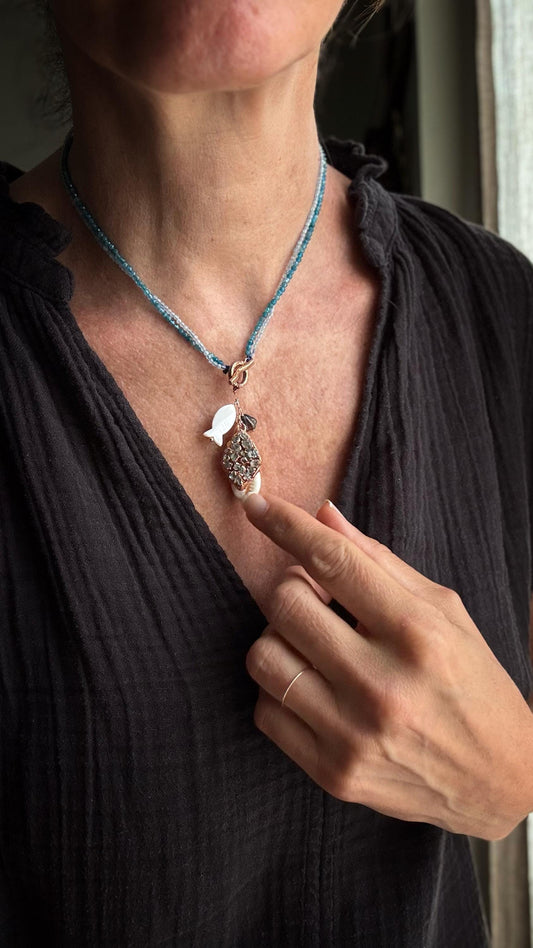 Girocollo con pietre e ciondoli preziosi