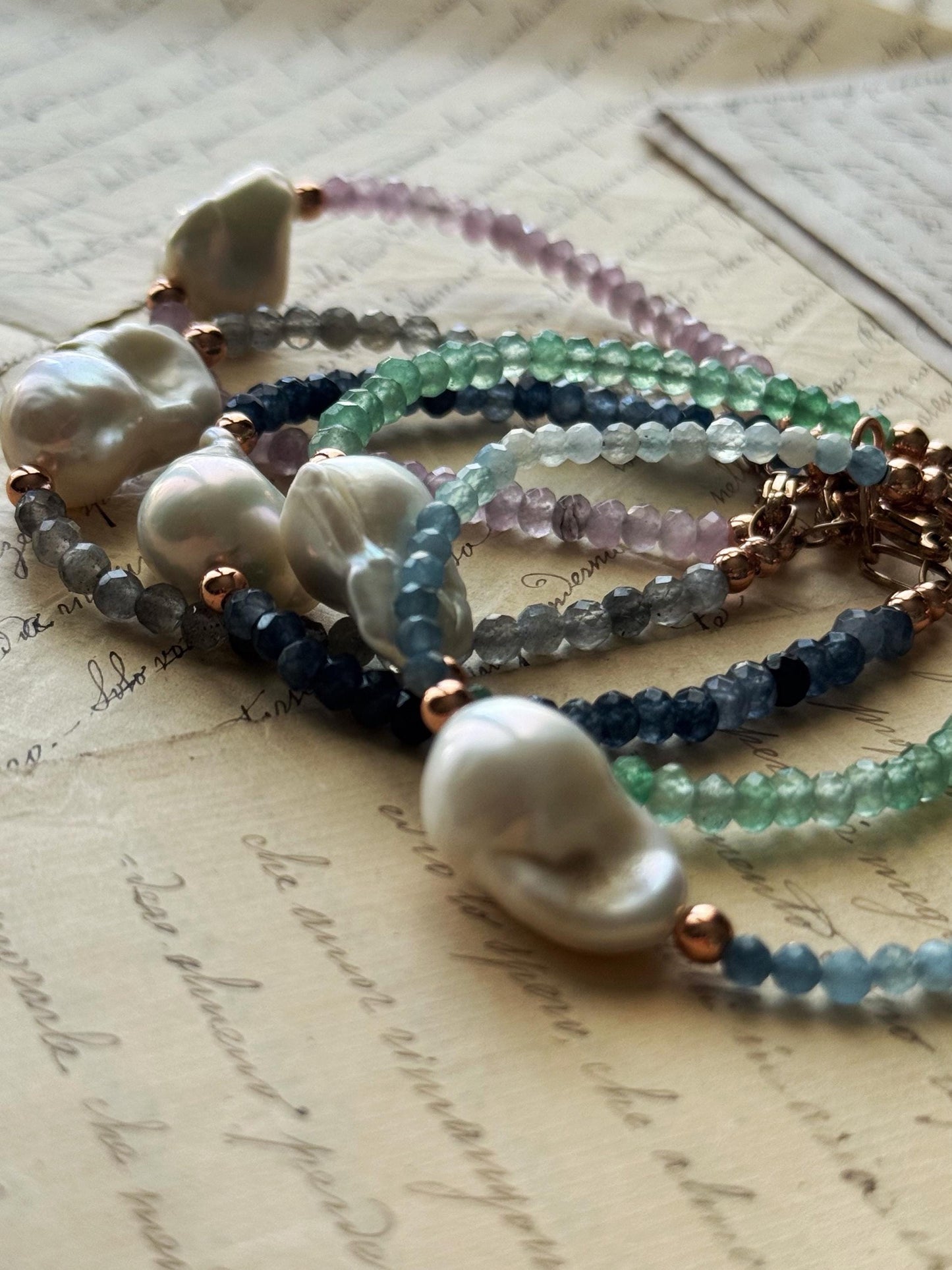 Bracciale con perla barocca in 5 colori e ciondolo finale.