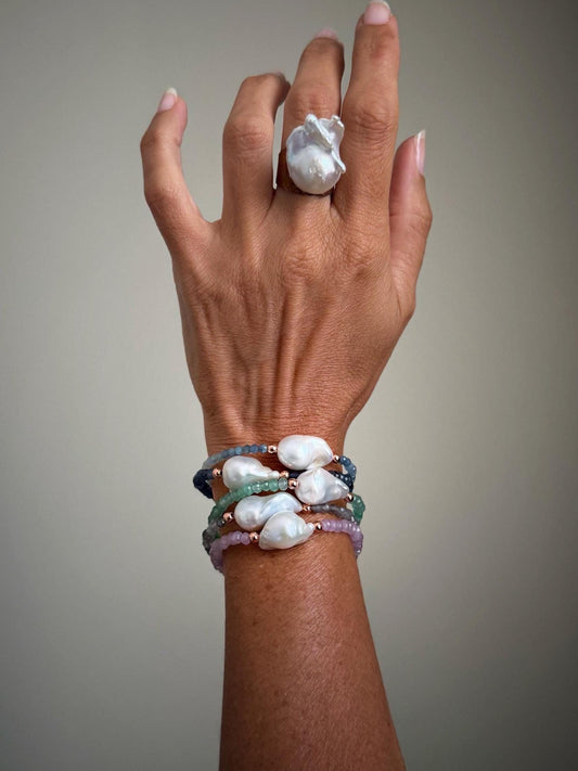 Bracciale con perla barocca in 5 colori e ciondolo finale.