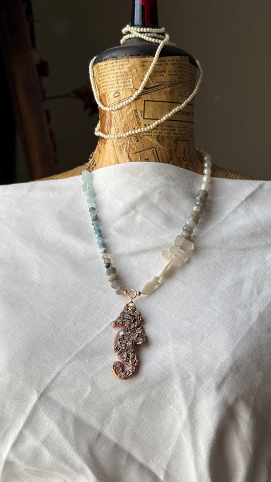 Collana con perle pietre preziose e cavalluccio marino in rame con diamanti Herkimer