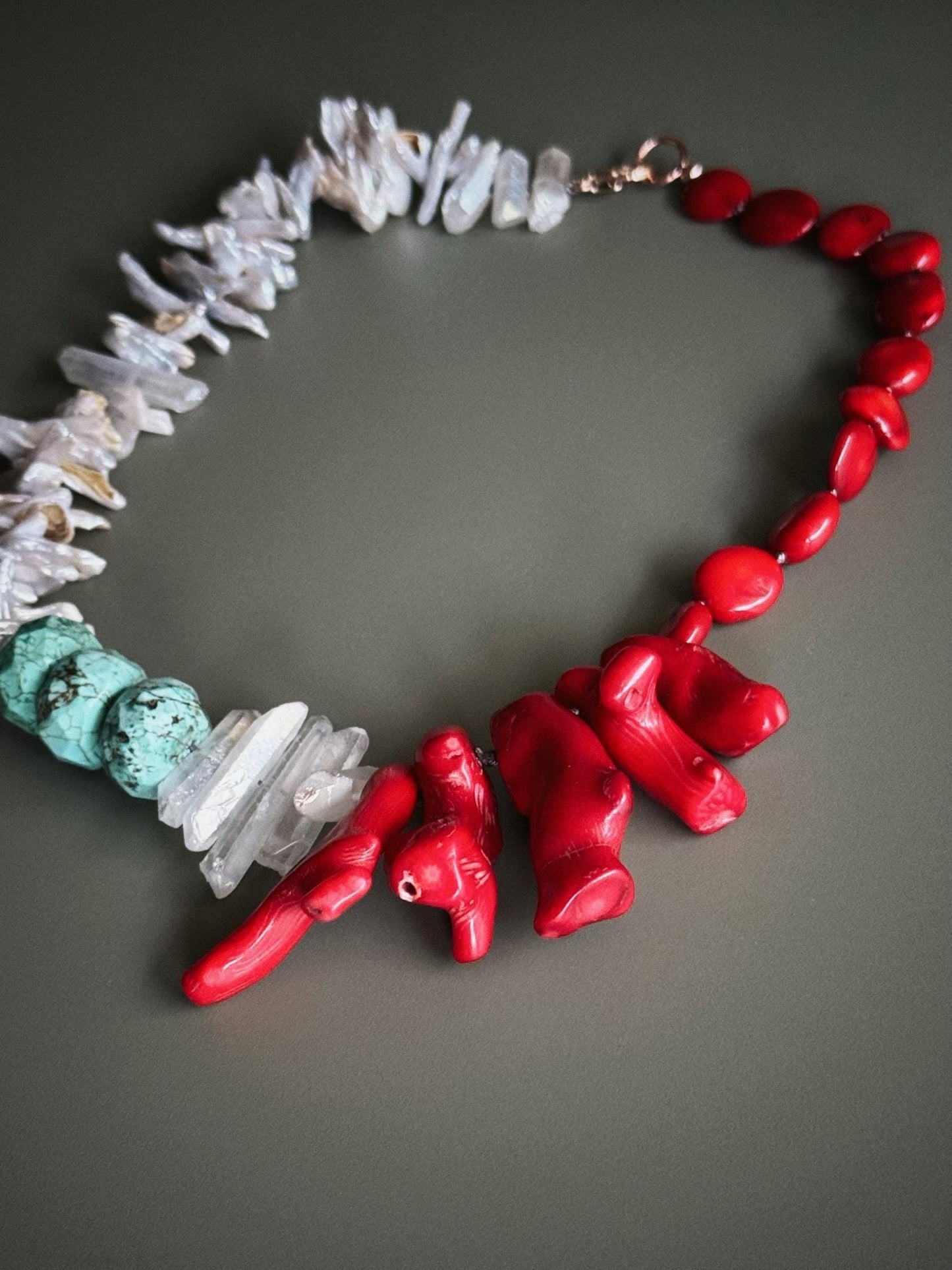 Collana corallo bambù, perle barocche e quarzo