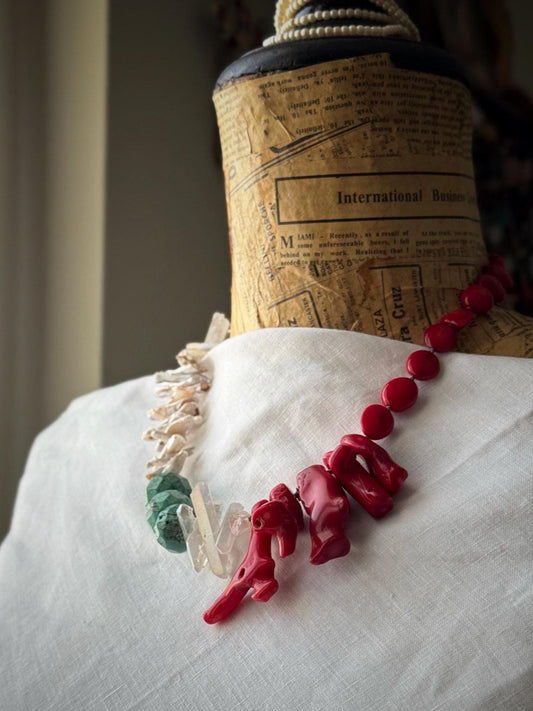 Collana corallo bambù, perle barocche e quarzo