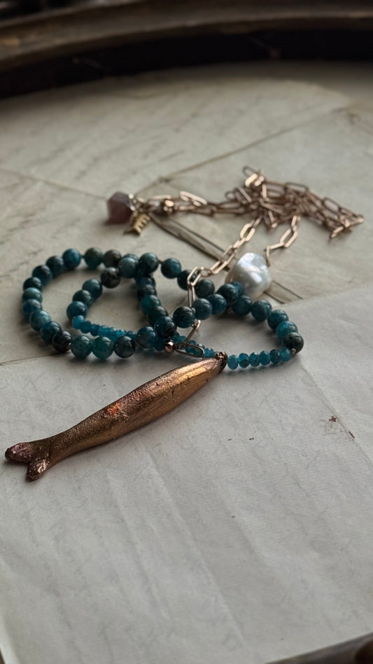 Collana con pietre di Apatite e pesce in rame
