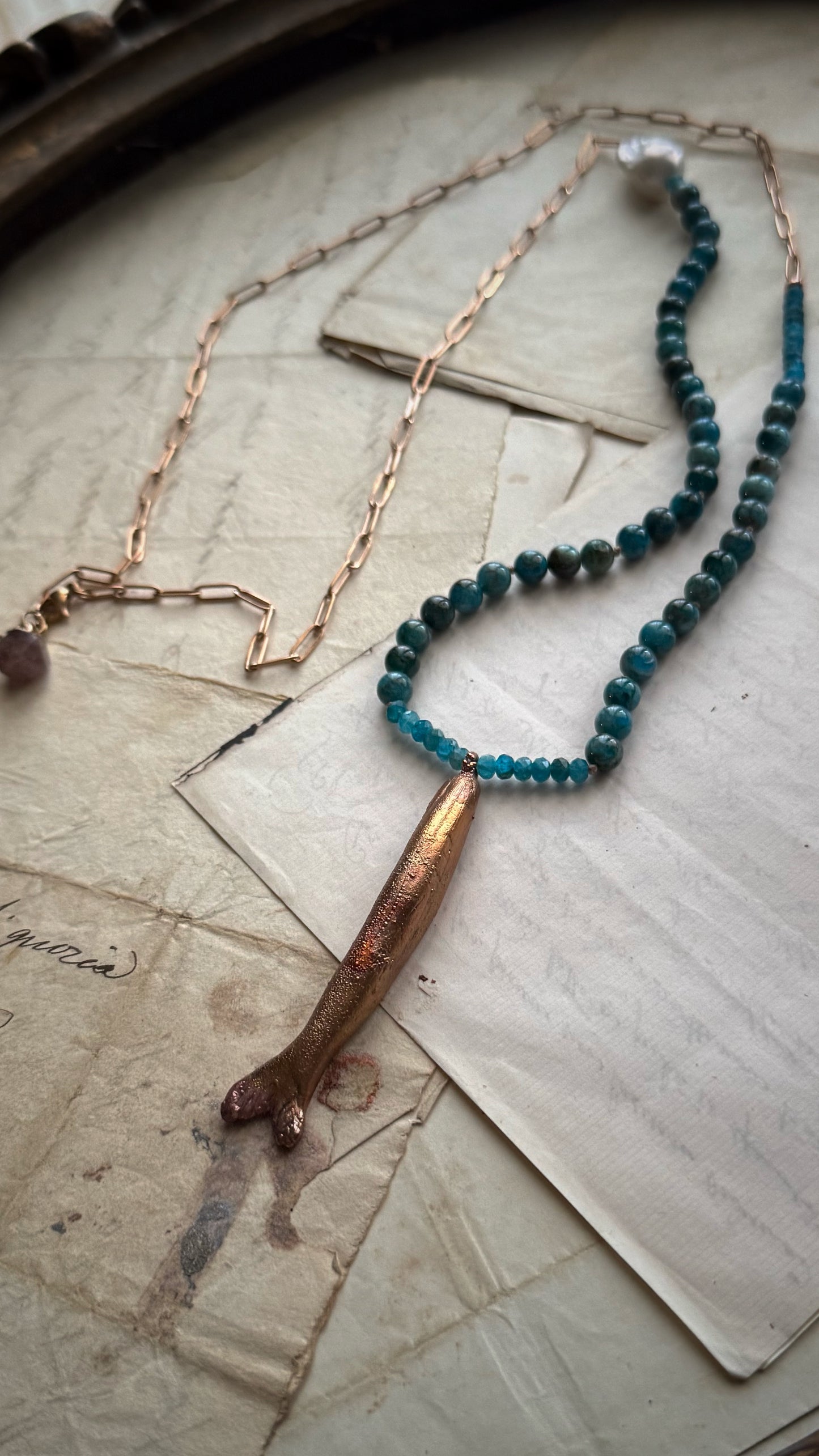 Collana con pietre di Apatite e pesce in rame