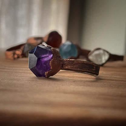 Anello in Rame con Pepita di Ametista Sfaccettata – Mis. 8 US | Ø 18 mm