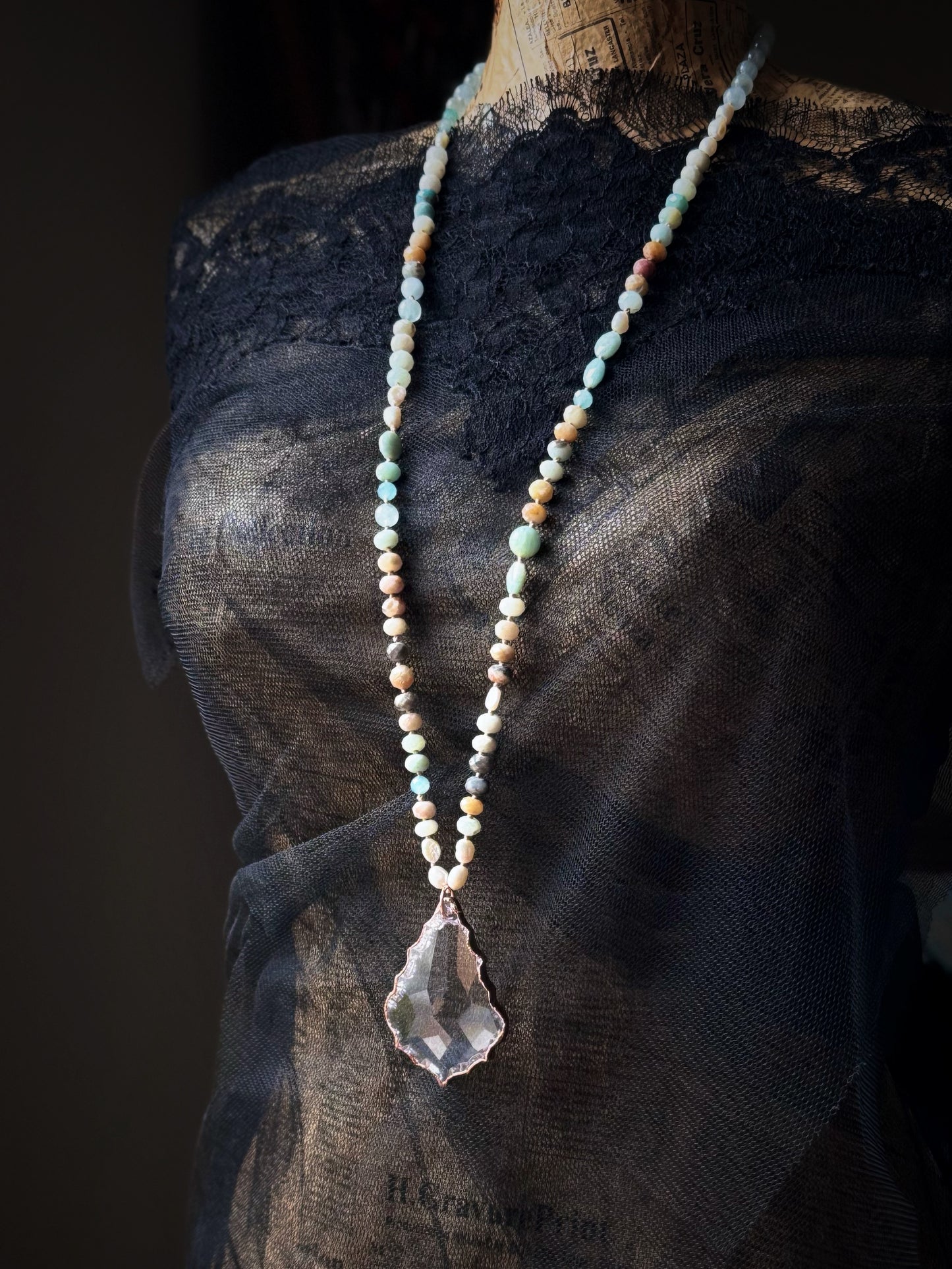 Collana con goccia in vetro e pietre azzurre