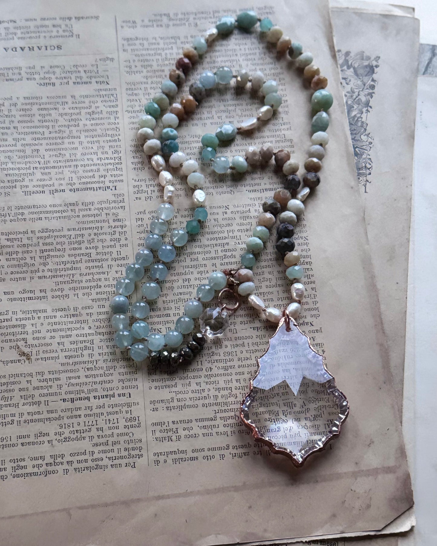 Collana con goccia in vetro e pietre azzurre