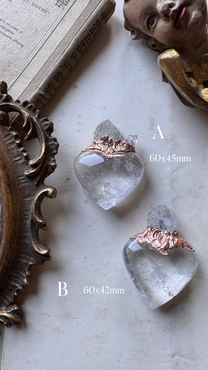 Cuore sacro artigianale con quarzo Herkimer – dettaglio pietra grezza – Ebbijoux