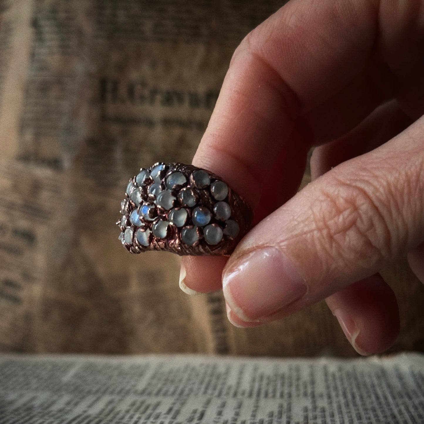 Anello a fascia con piccole pietre di labradorite