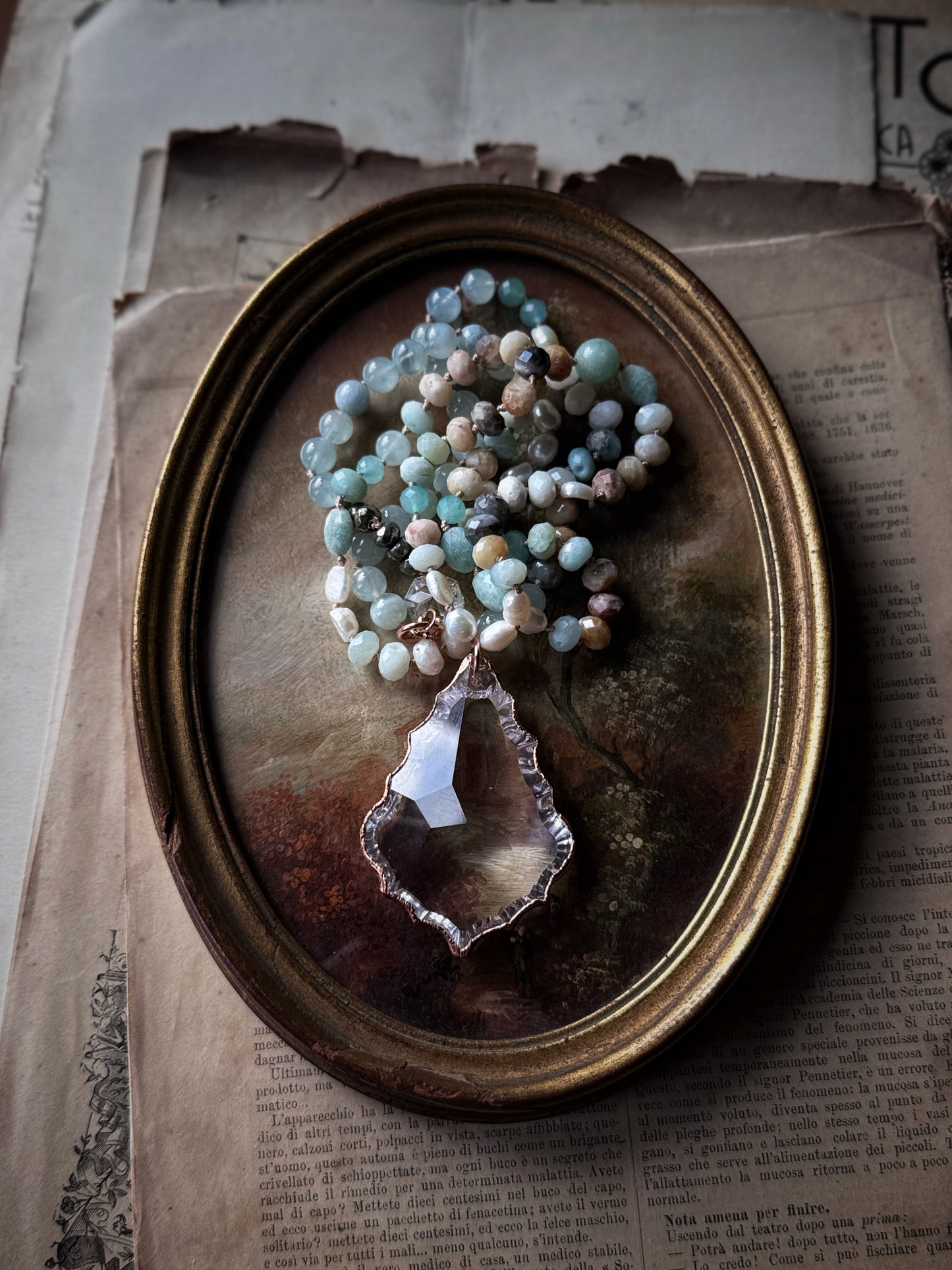 Collana con goccia in vetro e pietre azzurre