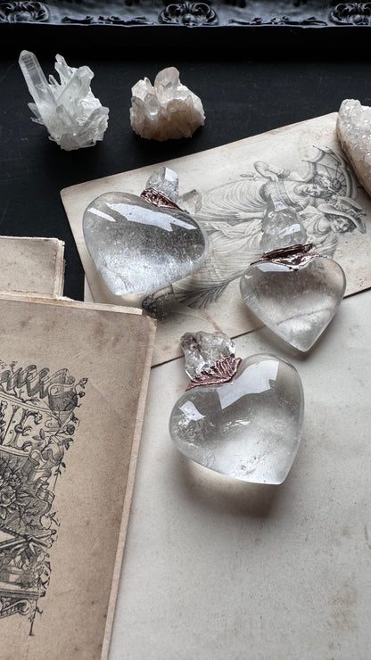Cuore sacro in cristallo di rocca e rame forgiato a mano – Ebbijoux