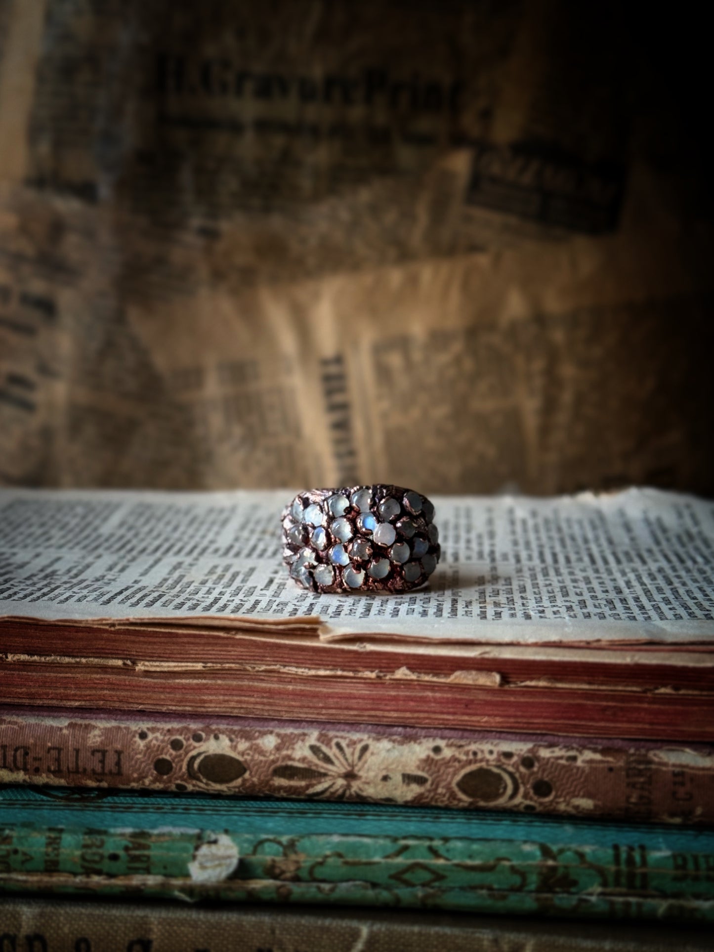 Anello a fascia con piccole pietre di labradorite